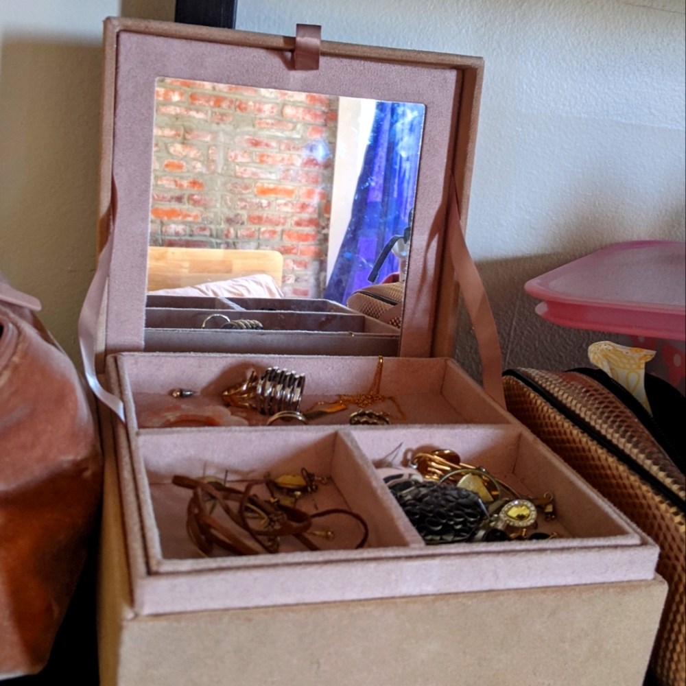 Vince Camuto Mirrored Jewelry Box w Shelf